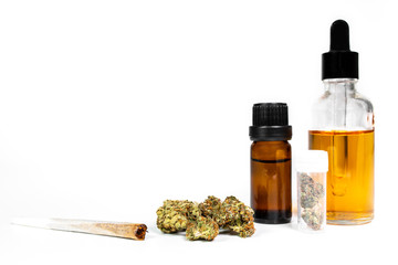 Cannabis mit Knopsen als Medizin mit Joint und Öl in der Glas Flasche