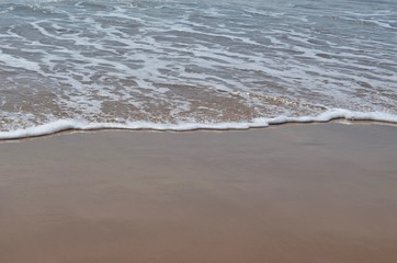 Fototapeta na wymiar Ondas quebrando em uma praia