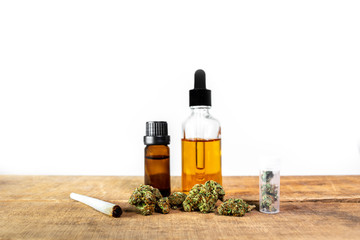 Cannabis als Medizin mit Marijuana Medikament, Joint und Öl in Glasflaschen