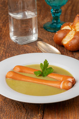 Erbsensuppe mit Wiener