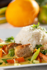 Nahaufnahme von einem Thaicurry mit Reis