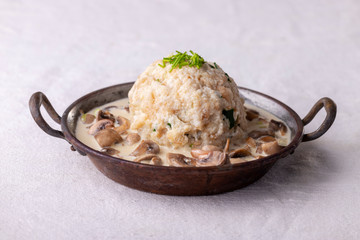 Bayerische Knödel in Pilzsoße