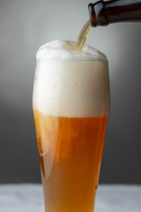 bayerisches Weißbier einschenken