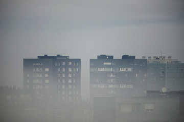 amanecer con espesa niebla en el barrio de Salburua en la ciudad de Vitoria-Gasteiz (Alava), País Vasco, España