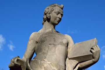 Fototapeta premium Statue in the park on blue background