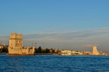 Fototapeta premium Vista da Torre de Belém a partir do Rio Tejo