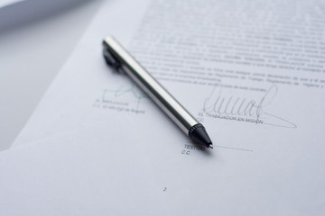 Firma documento con  boligrafo 2