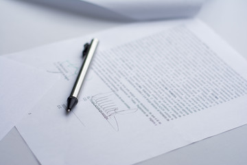 Firma documento con  boligrafo 