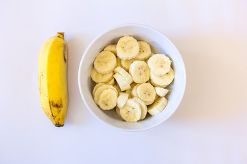 banana prata picada, com fundo branco