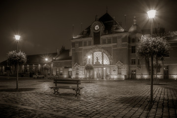 budynek dworca kolejowego w Opolu nocą - obrazy, fototapety, plakaty