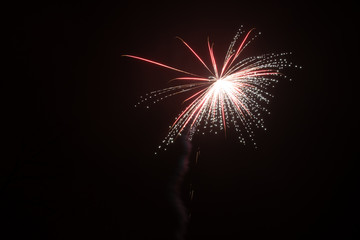Obraz premium Feuerwerk-Rakete in rot und weiß an Silvester