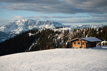 Skifahrer Panorama mit Hütte und österreichischen Alpen