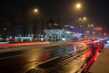 Verkehr vor der Münchner Freiheit an einem Winterabend