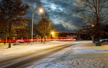 Obraz premium Traffic at night in the snow covered, night road beautiful city