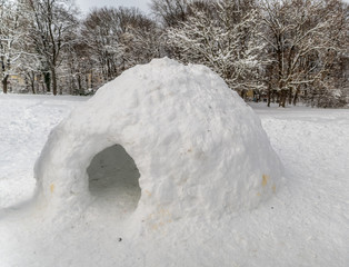 Iglu aus Schnee im Winter