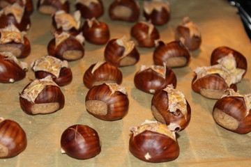 Maronen auf Blech im Ofen