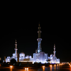 Fototapeta na wymiar Sheikh Zayed Grand Mosque Abu Dhabi at night time. The biggest mosque in the in Miiddle East. Ideal for ramadan and iftar illustration