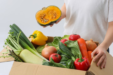 段ボールに入った野菜
