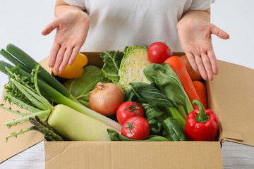 段ボールに入った野菜