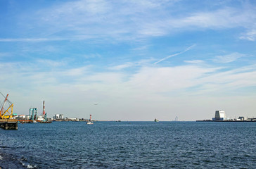 Fototapeta premium 千鳥公園から見た浮島と東扇島の間の風景