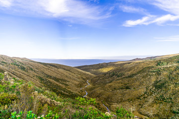 Un r&iacute;o atravesando el valle
