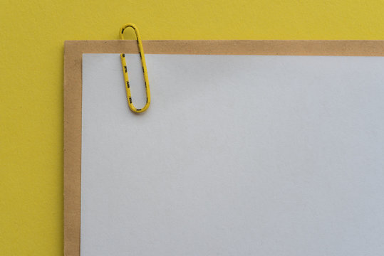 Leerer Briefkopf mit Anhang und gelben Hintergrund
