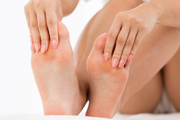 足先を触る女性