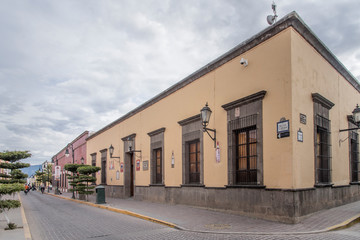 Fototapeta na wymiar calles mexicanas coloridas, naranja amarilla, cafe con balcones antiguos Tequila Jalisco Mexico