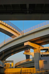 Fototapeta premium 夕方の首都高速神奈川1号横羽線の生麦ジャンクション 縦長