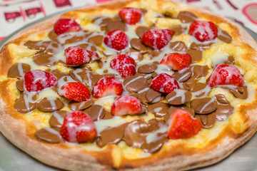 Pizza de chocolate com morango e leite condensado 