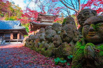 京都　愛宕念仏寺（おたぎねんぶつじ）の千二百羅漢と紅葉　
