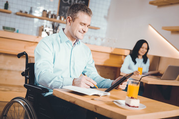 Obraz premium Joyful man enjoying lunch break