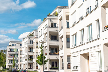Obraz premium Newly built white apartment buildings seen in Berlin, Germany