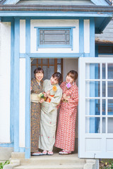 Fototapeta premium 扉から外を眺める着物の女性 3人 美しい
