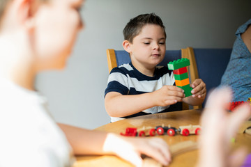 Cute little kid playing with blocks © Rawpixel.com