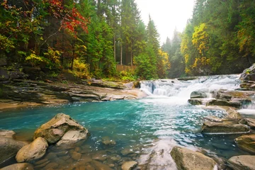 Fototapete Waldfluss Wasserfall auf Gebirgsfluss im Wald