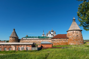 Fototapety  White tower and the building for drying grain Spaso-Preobrazhensky Solovetsky Monastery