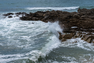 Vagues sur les rochers en Bretagne