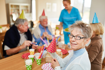 Glückliche Senioren auf einer Geburtstagsfeier