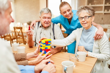 Dementes Senioren Paar und Altenpflegerin