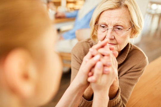 Altenpflegerin tr&ouml;stet eine demente Seniorin