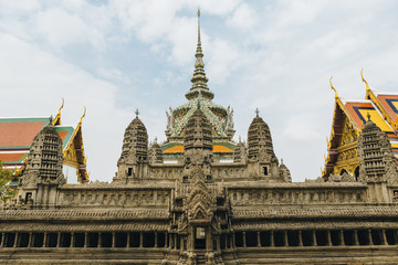 Fototapeta premium Grand palace and Wat phra keaw at Bangkok, Thailand. Beautiful Landmark of Asia. Temple of the Emerald Buddha. landscape of the capital city