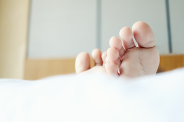 Naklejka premium foot of child on bed