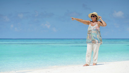 Frau genießt den Strand auf den Malediven