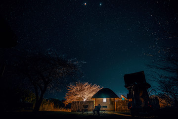 Mädchen beobachtet den Blutmond im Juli 2018 von einem Campingplatz am Okavango aus, Hakusembe, Rundu, Namibia © Michael