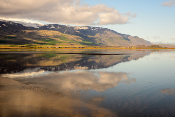 Isländische Landschaft mit spiegelnden Bergen