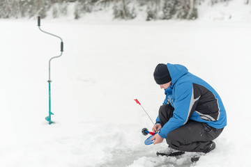 Fototapeta na wymiar fisherman on the ice in winter