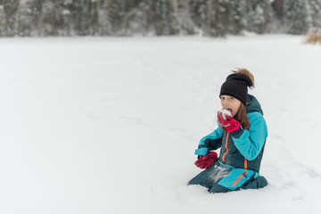 Fototapeta na wymiar child eating snow in winter