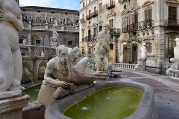 statue di piazza pretoria Palermo detta piazza della vergogna