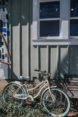 Fototapeta na wymiar Fahrrad am Haus
